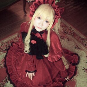 Rating: Safe Score: 0 Tags: 1girl blonde_hair blue_eyes bonnet capelet dress flower lips long_hair long_sleeves looking_at_viewer red_capelet red_dress rose shinku sitting solo User: admin