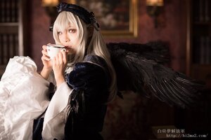 Rating: Safe Score: 0 Tags: 1girl angel angel_wings black_wings blonde_hair blurry blurry_background depth_of_field feathered_wings indoors long_hair long_sleeves ribbon solo suigintou wings User: admin