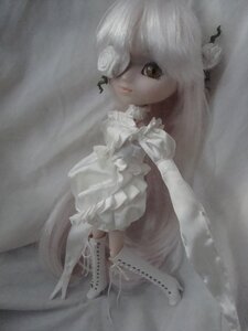 Rating: Safe Score: 0 Tags: 1girl boots closed_mouth doll dress frills hair_over_one_eye kirakishou looking_at_viewer puffy_sleeves solo white_hair User: admin