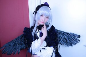 Rating: Safe Score: 0 Tags: 1girl bangs black_wings closed_mouth feathered_wings feathers hairband lips long_hair long_sleeves looking_at_viewer silver_hair solo suigintou upper_body wings User: admin