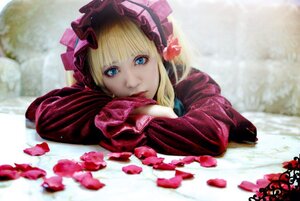 Rating: Safe Score: 0 Tags: 1girl bangs blonde_hair blue_eyes blurry bonnet bow dress flower frills long_hair long_sleeves looking_at_viewer outdoors pink_flower pink_rose red_flower red_rose rose shinku solo User: admin