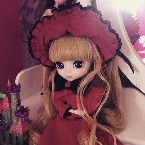 Rating: Safe Score: 0 Tags: 1girl bangs blonde_hair blue_eyes bonnet bow doll dress flower hat long_hair long_sleeves looking_at_viewer pink_rose red_dress rose shinku sitting solo very_long_hair User: admin