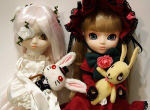 Rating: Safe Score: 0 Tags: 2girls auto_tagged blonde_hair blue_eyes bow bunny doll dress flower hat long_hair looking_at_viewer multiple_dolls multiple_girls pink_rose rose shinku tagme white_flower white_rose User: admin