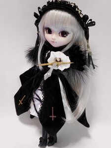 Rating: Safe Score: 0 Tags: 1girl black_dress black_footwear boots closed_mouth cross doll dress full_body hairband holding long_hair long_sleeves looking_at_viewer rose silver_hair solo standing suigintou User: admin
