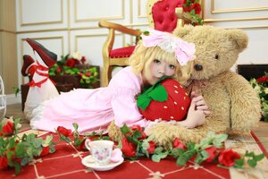 Rating: Safe Score: 0 Tags: 1girl blonde_hair blurry blurry_foreground cake depth_of_field flower food green_eyes hinaichigo red_flower rose solo strawberry stuffed_animal User: admin