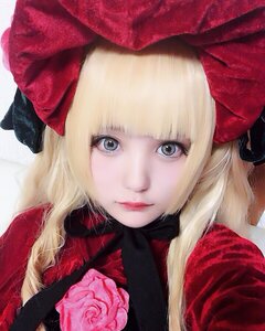 Rating: Safe Score: 0 Tags: 1girl bangs blonde_hair blue_eyes blunt_bangs bow closed_mouth eyelashes flower hair_bow lips long_hair looking_at_viewer portrait rose shinku smile solo User: admin