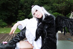Rating: Safe Score: 0 Tags: 1girl black_wings boots closed_mouth long_hair long_sleeves looking_at_viewer outdoors sitting solo suigintou white_hair wings User: admin