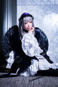 Rating: Safe Score: 0 Tags: 1girl feathered_wings feathers frills hairband long_hair long_sleeves looking_at_viewer silver_hair sitting solo suigintou wings User: admin