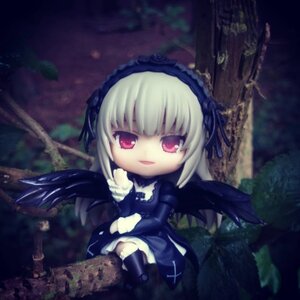 Rating: Safe Score: 0 Tags: 1girl black_wings chibi doll dress flower frills hairband long_hair long_sleeves looking_at_viewer pink_eyes silver_hair smile solo suigintou tree wings User: admin