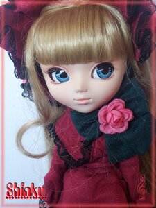 Rating: Safe Score: 0 Tags: 1girl bangs blonde_hair blue_eyes blunt_bangs bow closed_mouth doll eyelashes flower lips looking_at_viewer pink_flower pink_rose red_flower red_rose rose shinku smile solo upper_body User: admin