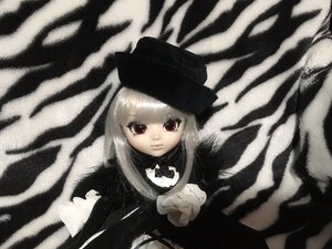 Rating: Safe Score: 0 Tags: 1girl bangs bow bowtie closed_mouth doll dress hat long_hair long_sleeves looking_at_viewer red_eyes solo suigintou User: admin