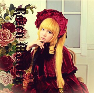 Rating: Safe Score: 0 Tags: 1girl blonde_hair blue_eyes bonnet flower hat long_hair looking_at_viewer pink_rose red_flower red_rose rose shinku solo white_rose User: admin