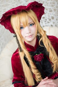 Rating: Safe Score: 0 Tags: 1girl blonde_hair blue_eyes blurry bonnet depth_of_field flower lips long_hair looking_at_viewer red_capelet red_dress red_flower red_rose rose shinku smile solo upper_body User: admin