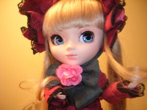 Rating: Safe Score: 0 Tags: 1girl bangs blonde_hair blue_eyes bow doll flower hair_bow holding_flower lips long_hair looking_at_viewer pink_rose portrait red_rose rose shinku simple_background smile solo upper_body User: admin