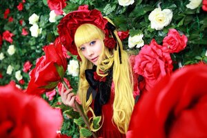 Rating: Safe Score: 0 Tags: 1girl blonde_hair blue_eyes blurry blurry_foreground bonnet depth_of_field dress flower lips long_hair looking_at_viewer pink_rose red_flower red_rose rose shinku solo User: admin