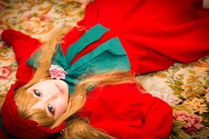 Rating: Safe Score: 0 Tags: 1girl blonde_hair blue_eyes blurry bonnet capelet depth_of_field dress flower lips long_hair looking_at_viewer lying red_capelet red_dress rose shinku solo User: admin