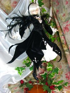 Rating: Safe Score: 0 Tags: 1girl black_dress doll dress flower frills hairband long_hair long_sleeves pink_eyes red_flower red_rose rose silver_hair solo standing suigintou white_hair wings User: admin