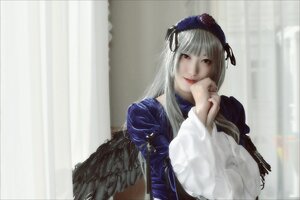 Rating: Safe Score: 0 Tags: 1girl bangs black_wings closed_mouth curtains dress feathered_wings feathers flower hairband long_hair long_sleeves looking_at_viewer red_eyes silver_hair solo suigintou upper_body wings User: admin