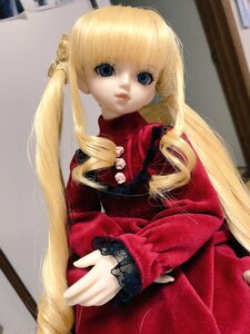 Rating: Safe Score: 0 Tags: 1girl bangs blonde_hair blue_eyes doll indoors long_hair long_sleeves looking_at_viewer photo shinku solo twintails User: admin