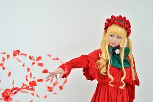 Rating: Safe Score: 0 Tags: 1girl blonde_hair blue_eyes bonnet capelet dress flower green_neckwear long_hair long_sleeves looking_at_viewer outstretched_arm petals red_capelet red_dress rose shinku solo User: admin