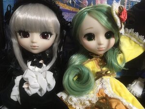 Rating: Safe Score: 0 Tags: 2girls bangs doll flower frills green_eyes green_hair hair_ornament kanaria lace long_hair looking_at_viewer multiple_dolls multiple_girls red_eyes ribbon rose suigintou tagme upper_body User: admin