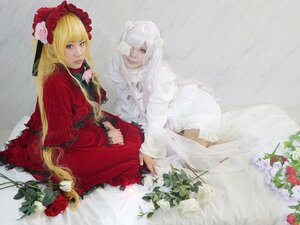 Rating: Safe Score: 0 Tags: 2girls blonde_hair blue_eyes dress flower lips long_hair long_sleeves looking_at_viewer multiple_cosplay multiple_girls red_dress red_flower rose shinku sitting tagme very_long_hair User: admin