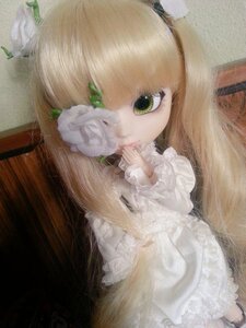 Rating: Safe Score: 0 Tags: 1girl bangs blonde_hair doll dress flower frills green_eyes kirakishou lace long_hair long_sleeves sitting solo white_dress white_flower User: admin