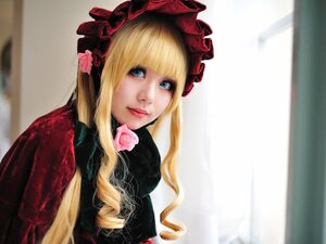 Rating: Safe Score: 0 Tags: 1girl bangs blonde_hair blue_eyes blurry blurry_background bonnet closed_mouth depth_of_field drill_hair flower lips long_hair looking_at_viewer photo pink_flower pink_rose rose shinku solo upper_body User: admin