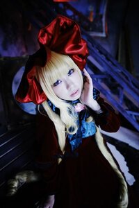 Rating: Safe Score: 0 Tags: 1girl blonde_hair blue_eyes blurry bow dress looking_at_viewer shinku solo User: admin