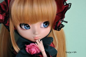 Rating: Safe Score: 0 Tags: 1girl bangs blonde_hair blue_eyes bow closed_mouth doll eyelashes flower lips long_hair looking_at_viewer pink_rose portrait red_flower red_rose rose shinku smile solo User: admin