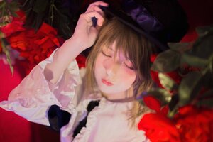 Rating: Safe Score: 0 Tags: 1girl blonde_hair blurry closed_eyes depth_of_field flower hat lips red_flower red_rose rose solo souseiseki upper_body User: admin