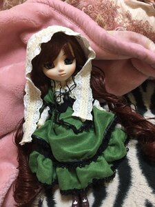 Rating: Safe Score: 0 Tags: 1girl brown_hair doll dress frills green_dress long_hair long_sleeves looking_at_viewer sitting solo suiseiseki veil very_long_hair User: admin