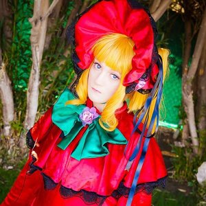 Rating: Safe Score: 0 Tags: 1girl bangs blonde_hair blue_eyes blurry blurry_background bonnet bow capelet depth_of_field dress flower lips looking_at_viewer outdoors photo red_capelet red_dress rose shinku solo upper_body User: admin