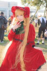 Rating: Safe Score: 0 Tags: 1girl blonde_hair blue_eyes blurry blurry_background bonnet building day depth_of_field dress hat long_hair looking_at_viewer multiple_boys multiple_girls outdoors red_dress shinku solo solo_focus standing watermark User: admin