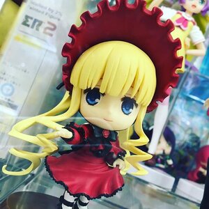 Rating: Safe Score: 0 Tags: 1girl blonde_hair blue_eyes blurry blurry_background bonnet bow chibi depth_of_field doll dress drill_hair figure frills hat long_hair long_sleeves looking_at_viewer photo photo_background red_dress shinku smile solo standing User: admin