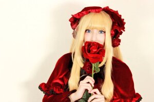 Rating: Safe Score: 0 Tags: 1girl bangs blonde_hair blue_eyes bonnet dress flower long_hair long_sleeves looking_at_viewer red_flower red_rose rose shinku solo upper_body User: admin