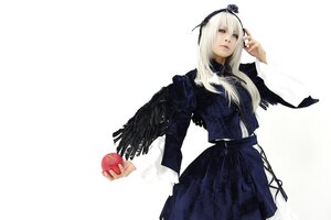 Rating: Safe Score: 0 Tags: 1girl apple blonde_hair dress food fruit holding holding_food holding_fruit long_hair long_sleeves solo suigintou User: admin