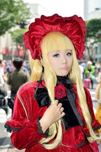 Rating: Safe Score: 0 Tags: 1girl bangs blonde_hair blue_eyes blurry blurry_background blurry_foreground bonnet day depth_of_field dress flower hat lips long_hair looking_at_viewer outdoors photo pink_rose red_flower red_rose rose shinku solo solo_focus upper_body User: admin