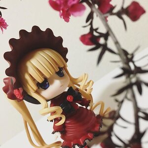 Rating: Safe Score: 0 Tags: 1girl bangs blonde_hair blue_eyes bonnet doll dress drill_hair flower hat long_hair long_sleeves looking_at_viewer red_flower rose shinku solo User: admin