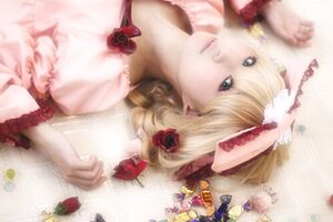 Rating: Safe Score: 0 Tags: 1girl blonde_hair blue_eyes blurry depth_of_field dress flower frills hair_ribbon hinaichigo lips lying ribbon rose solo User: admin