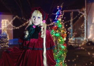 Rating: Safe Score: 0 Tags: 1girl blonde_hair blue_eyes blurry blurry_background bonnet building capelet christmas christmas_ornaments christmas_tree depth_of_field dress long_hair red_capelet red_dress shinku solo User: admin