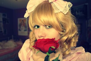 Rating: Safe Score: 0 Tags: 1girl bangs blonde_hair blurry curly_hair depth_of_field drill_hair flower hinaichigo lips photo ringlets rose solo User: admin