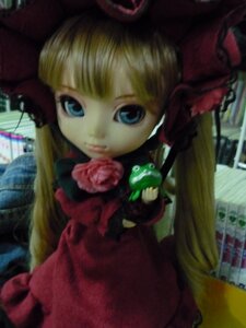 Rating: Safe Score: 0 Tags: 1girl bangs blonde_hair blue_eyes blurry bonnet bow doll dress flower hat long_hair long_sleeves looking_at_viewer photo pink_rose red_dress rose shinku solo User: admin