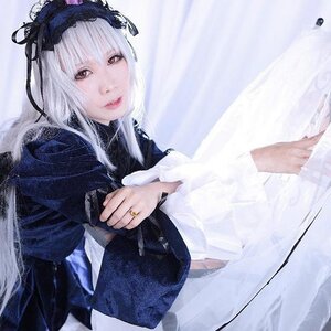 Rating: Safe Score: 0 Tags: 1girl bangs closed_mouth dress feathers hairband jewelry long_hair long_sleeves looking_at_viewer ribbon ring silver_hair solo suigintou User: admin