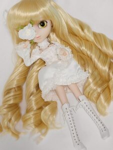 Rating: Safe Score: 0 Tags: 1girl bangs big_hair blonde_hair doll dress drill_hair flower green_eyes kirakishou lace lips long_hair ringlets solo very_long_hair white_dress User: admin