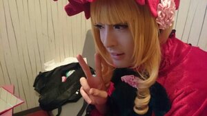 Rating: Safe Score: 0 Tags: 1girl bangs blonde_hair bow dress drill_hair flower hair_ornament hat lips long_hair pink_bow realistic rose shinku smile solo v User: admin