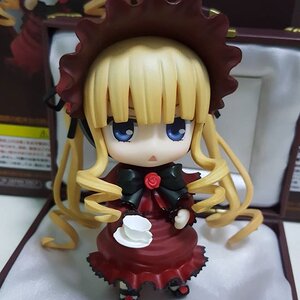 Rating: Safe Score: 0 Tags: 1girl blonde_hair blue_eyes chibi cup doll dress drill_hair hat indoors long_hair long_sleeves looking_at_viewer photo red_dress rose shinku solo standing teacup User: admin