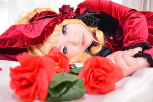 Rating: Safe Score: 0 Tags: 1girl bangs blonde_hair blue_eyes blurry blurry_foreground bow depth_of_field dress drill_hair flower lips looking_at_viewer realistic red_flower red_rose rose shinku solo User: admin