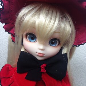 Rating: Safe Score: 0 Tags: 1girl bangs blonde_hair blue_eyes bow closed_mouth doll eyelashes face flower hair_bow lips long_hair looking_at_viewer portrait rose shinku smile solo User: admin