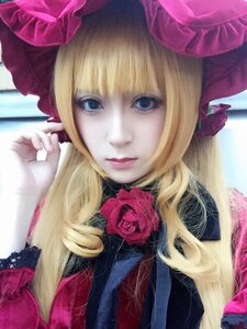 Rating: Safe Score: 0 Tags: 1girl blonde_hair blue_eyes flower hat lips long_hair looking_at_viewer pink_rose red_flower red_rose rose shinku solo upper_body User: admin